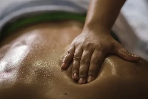 Hawaien2 Massage Hawaïen beaucoup d'huile