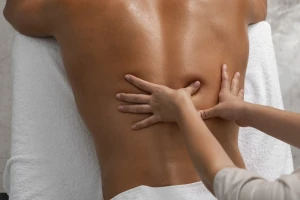 homme-vue-de-dessus-se-relaxant-au-spa homme-vue-de-dessus-se-relaxant